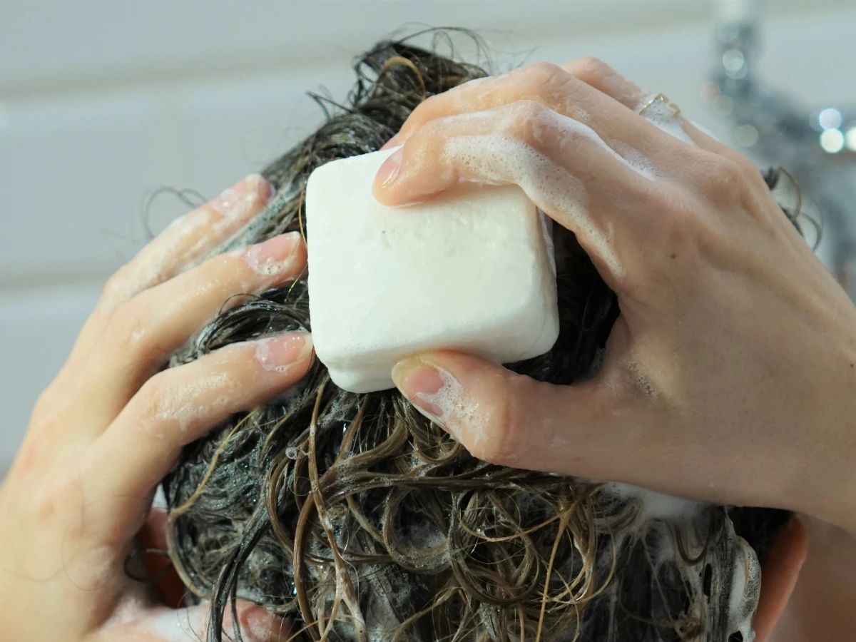  Haarewaschen mit festem Shampoo 