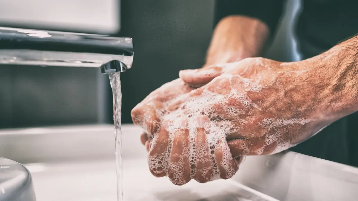  Mann wäscht sich seine Hände mit Seife 