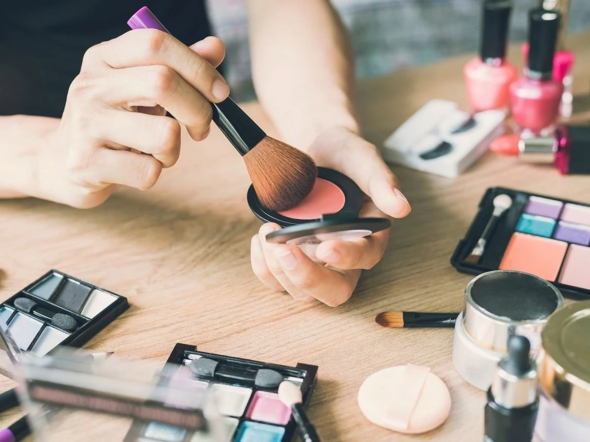  Make-up Utensilien liegen auf Schminktisch verteilt 