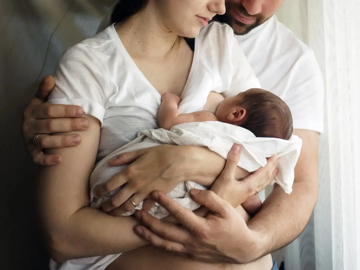  Frischgebackene Eltern mit Baby auf dem Arm 