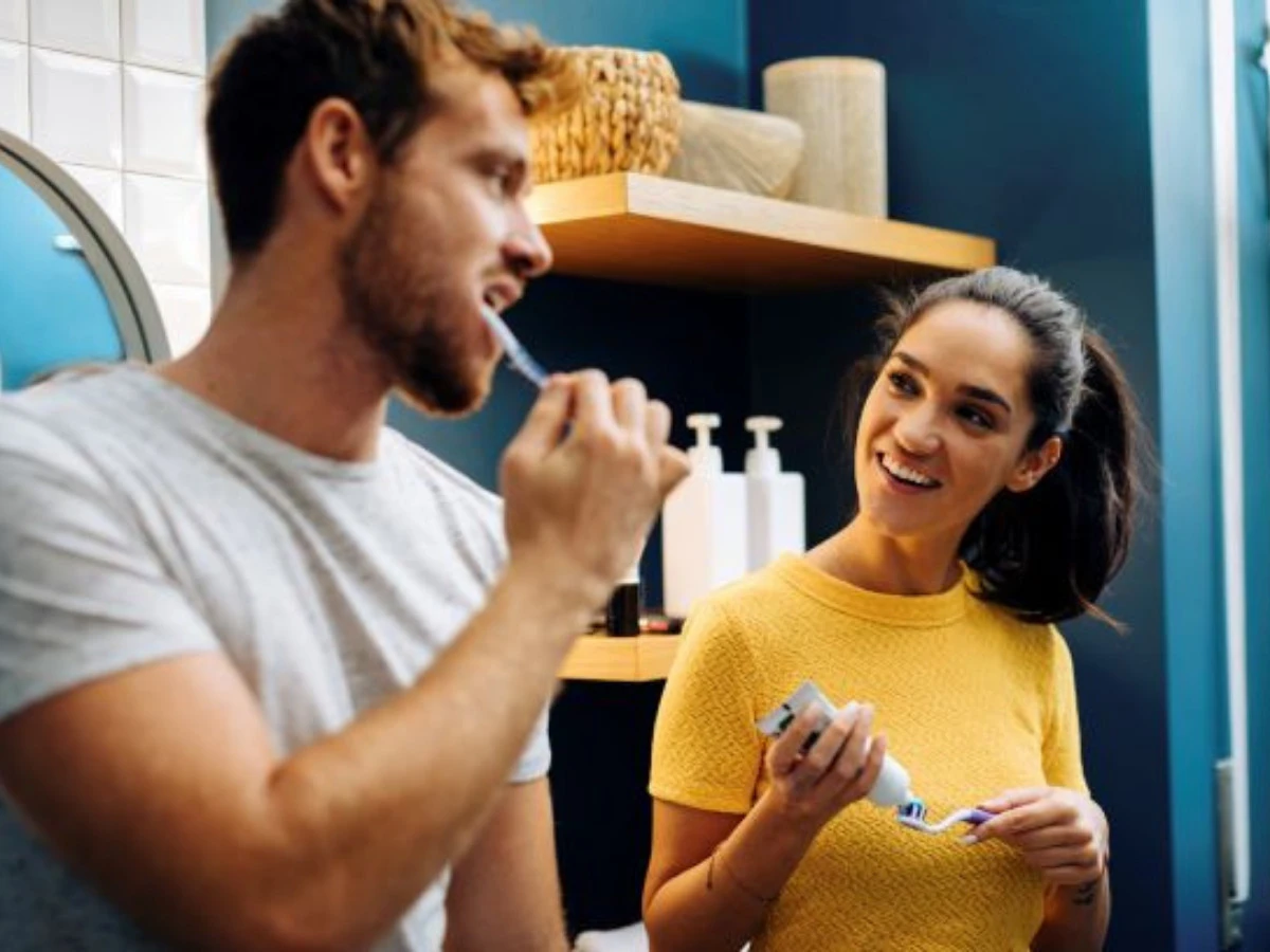  Mann und Frau beim Zähne putzen 