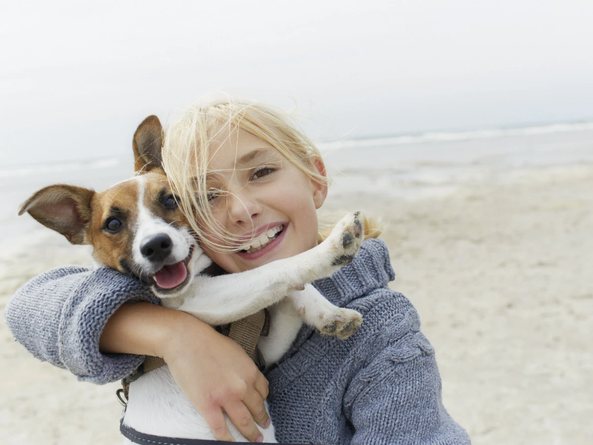  Frau mit Hund am Strand 